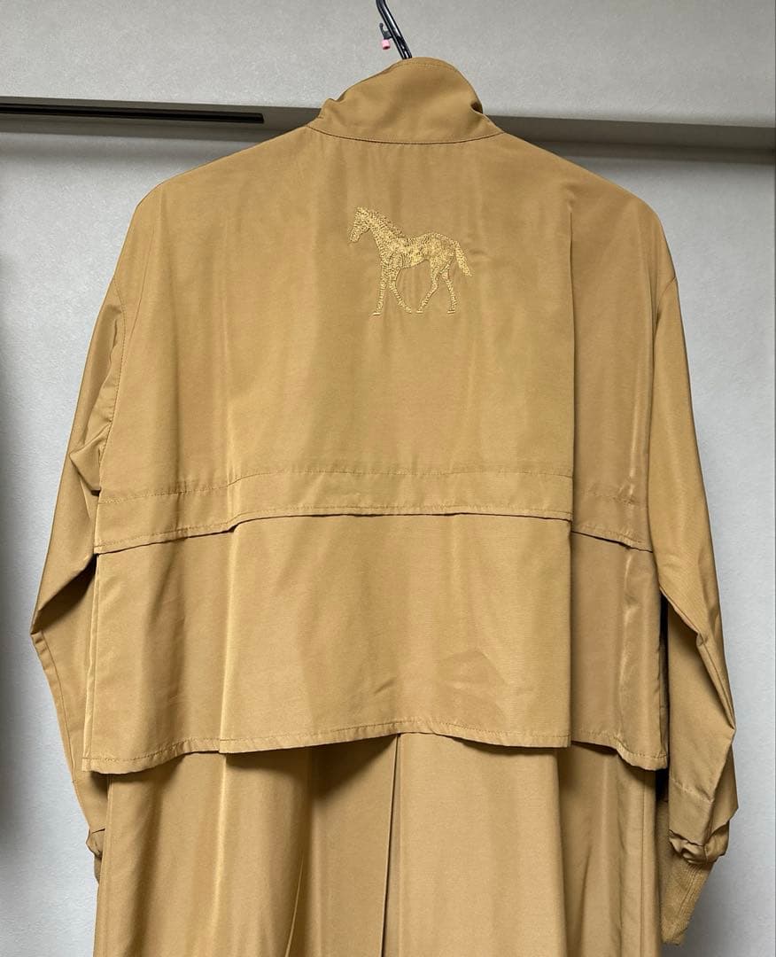 馬刺繍入りレイヤード風コート(スミスタイル)