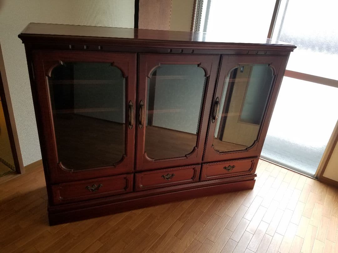 飾り棚。食器棚としても使えます。