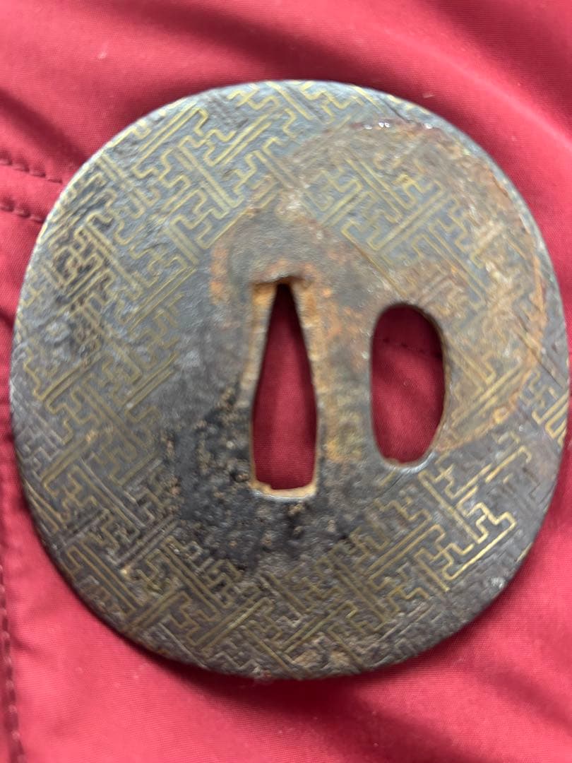 日本刀 鍔（つば） 鉄地 金象嵌 紗綾形文様 時代物 140g
