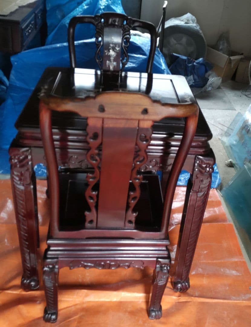 中国明式家具、テーブルと椅子2脚セット。手工螺鈿細工付。