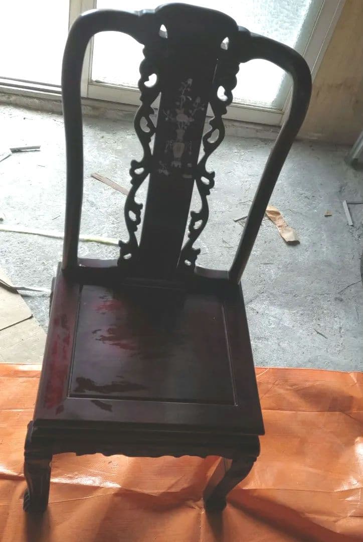 中国明式家具、テーブルと椅子2脚セット。手工螺鈿細工付。