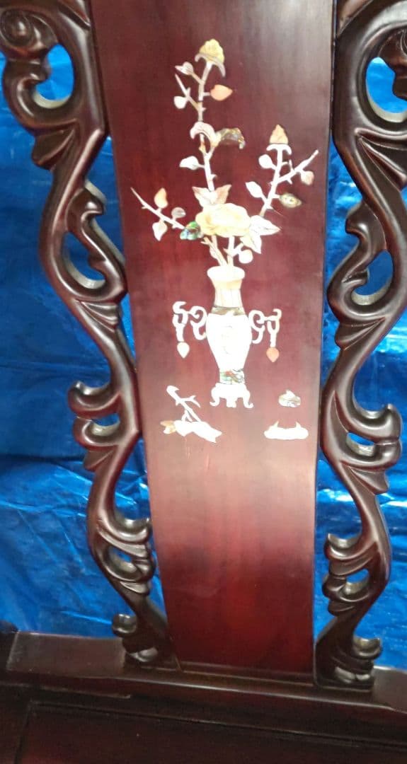 中国明式家具、テーブルと椅子2脚セット。手工螺鈿細工付。