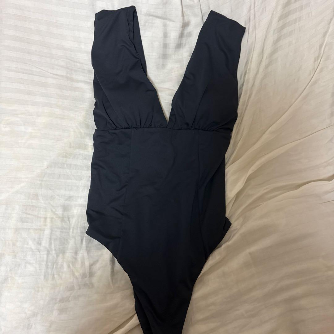 ブラック Vネック ワンピース水着　ALEXIASTAM