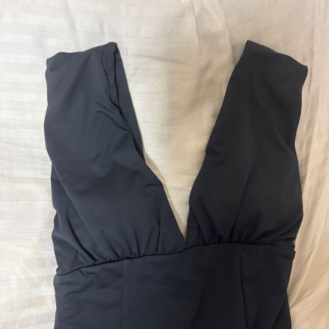 ブラック Vネック ワンピース水着　ALEXIASTAM