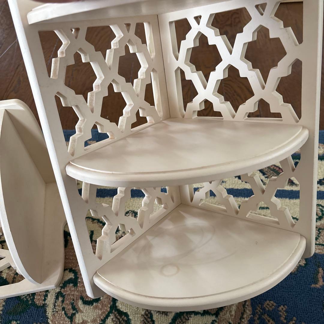 ホワイト木製シェルフ 3段 コーナーラック　飾り棚　アラベスク模様