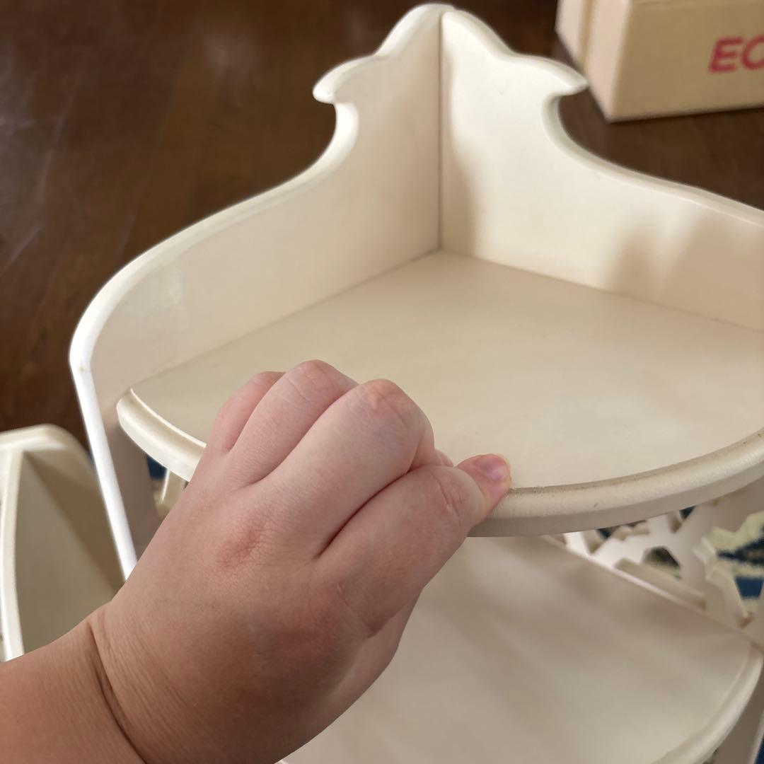 ホワイト木製シェルフ 3段 コーナーラック　飾り棚　アラベスク模様