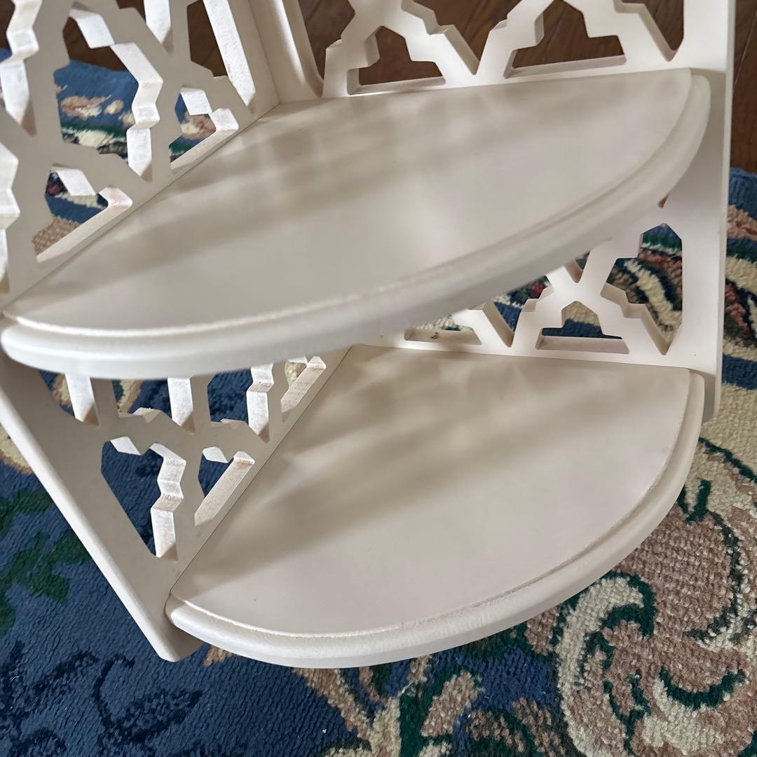 ホワイト木製シェルフ 3段 コーナーラック　飾り棚　アラベスク模様