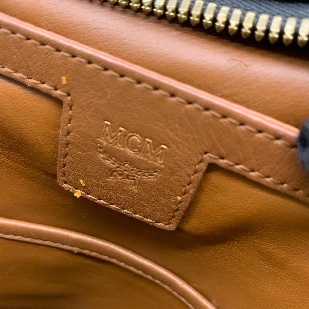 MCM リュック　レザー　スタッズ　黒　ブラック　総柄