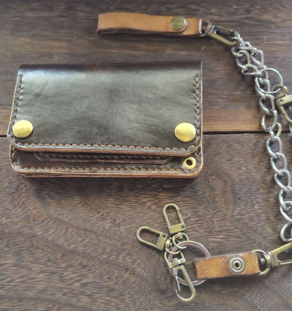 ミドルサイズ トラッカーウォレット 茶色×バラのカービング