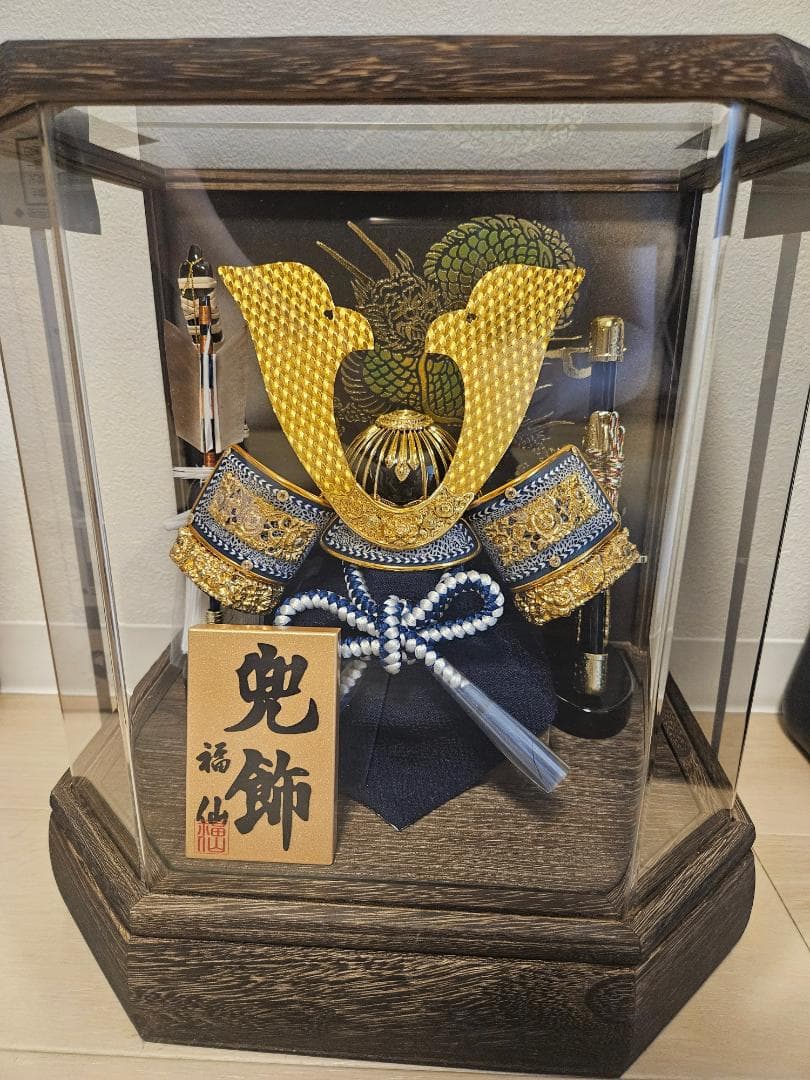 【ほぼ新品】五月人形 金鍬形焼桐　兜飾り ケース付き sw05067