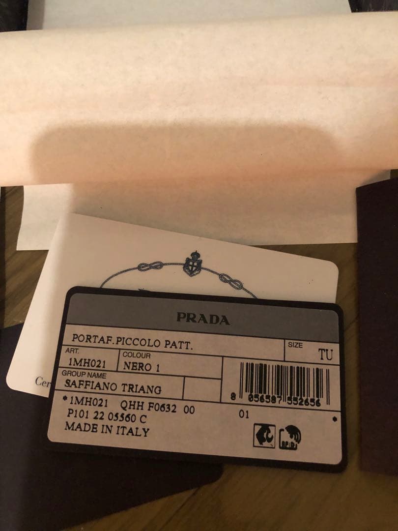 PRADA サフィアーノレザー 三つ折り財布 ブラックICチップ(RFID)搭載
