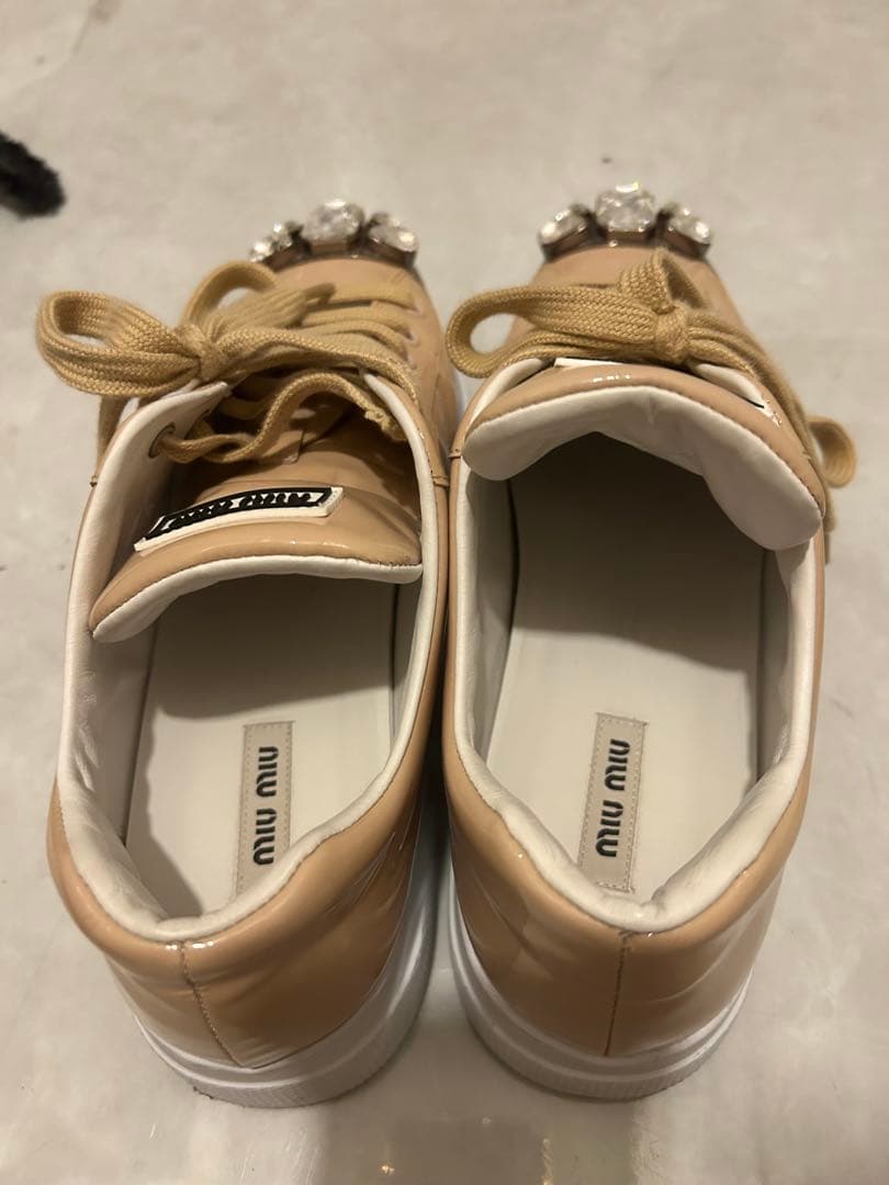 miumiu クリスタル装飾スニーカー ベージュ