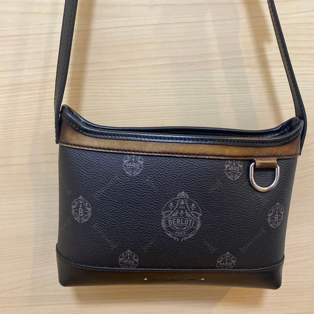 ベルルッティ ショルダーバッグ エスカパード シグネチャーキャンバス