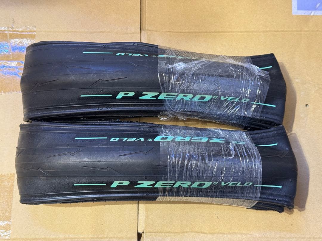 ピレリ　P ZERO チェレステカラー