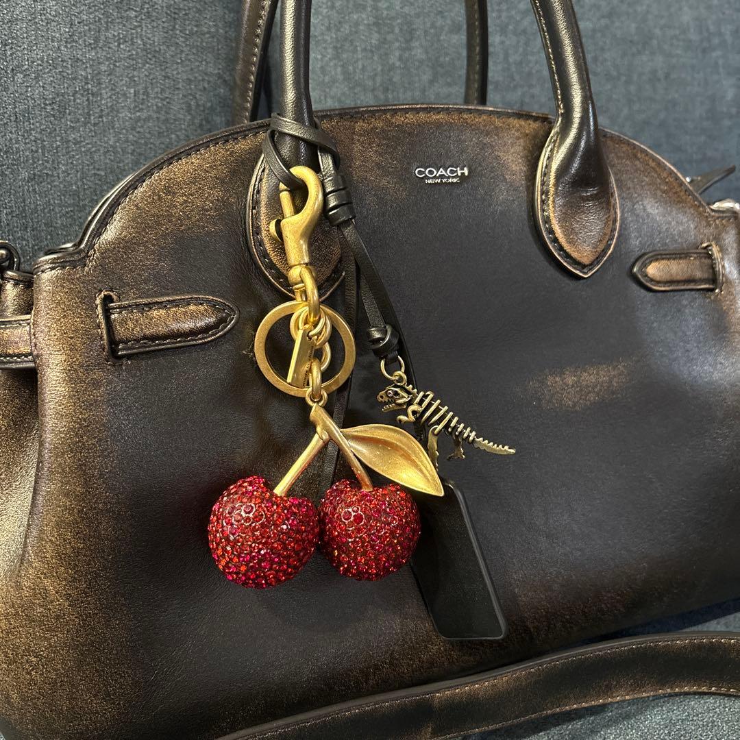 今期完売新品コーチ COACH バッグチャームさくらんぼクリスタル キーホルダー