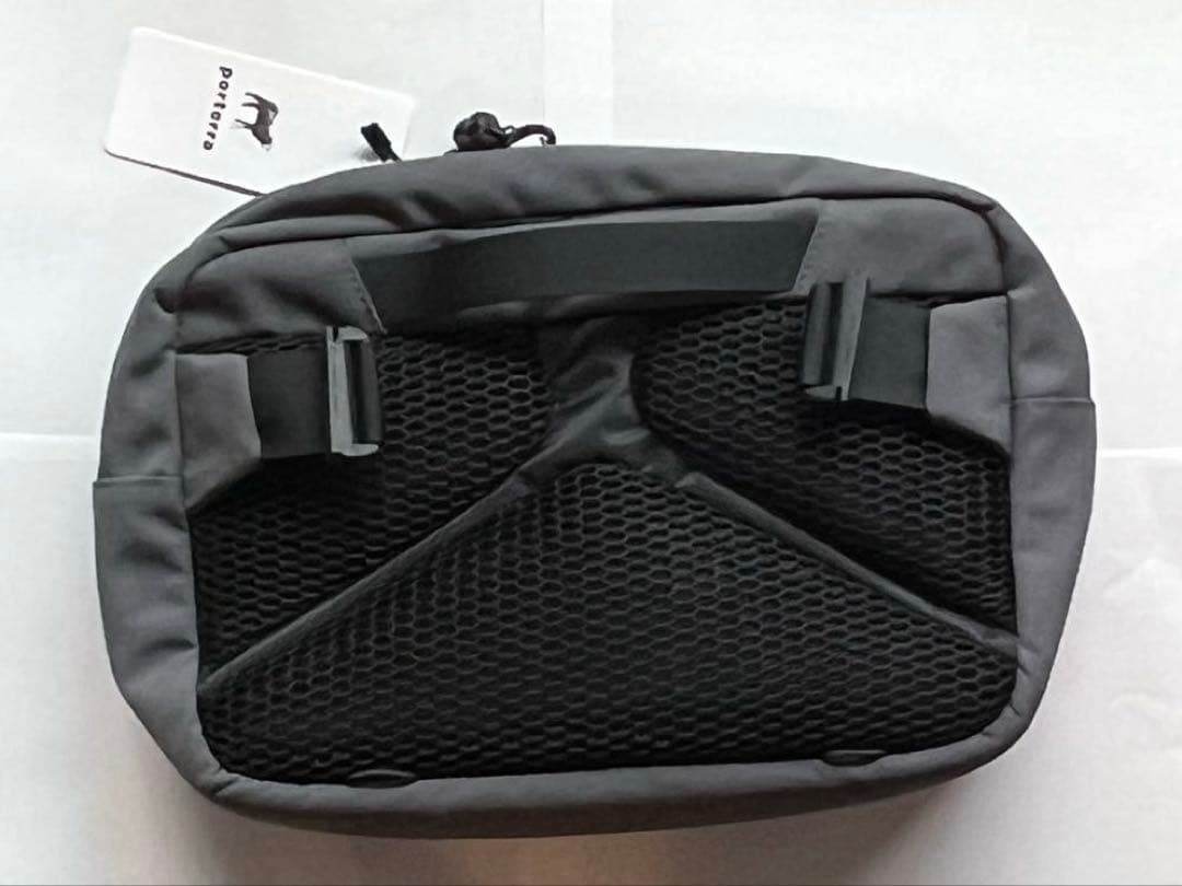 荷物にあわせて姿を変えるスリングバッグ！一眼カメラのバッグにも！（グレー）