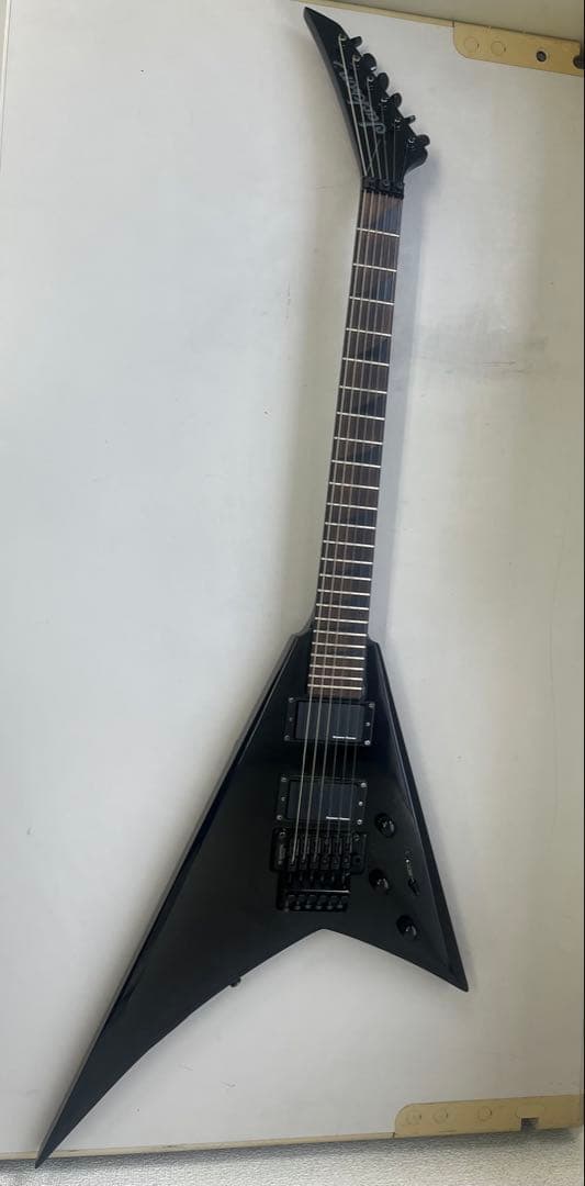 Jackson V型エレキギター ブラック リバースヘッド