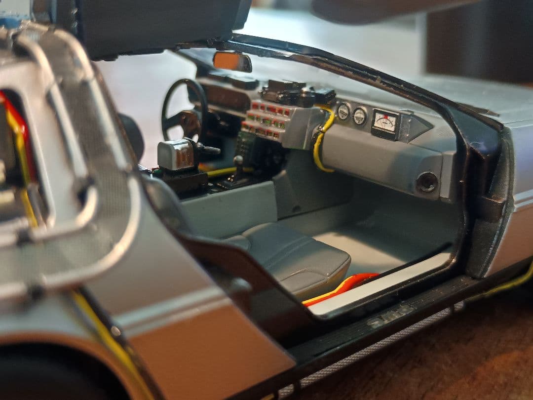 青島文化教材社 デロリアン 1/24 全塗装　完成品　アオシマ