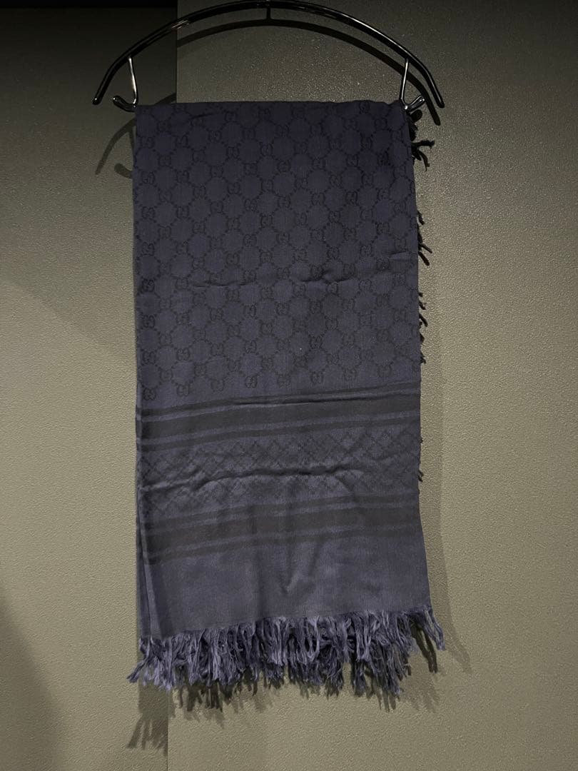 GUCCI ダークグレー ロゴマフラー フリンジ付き