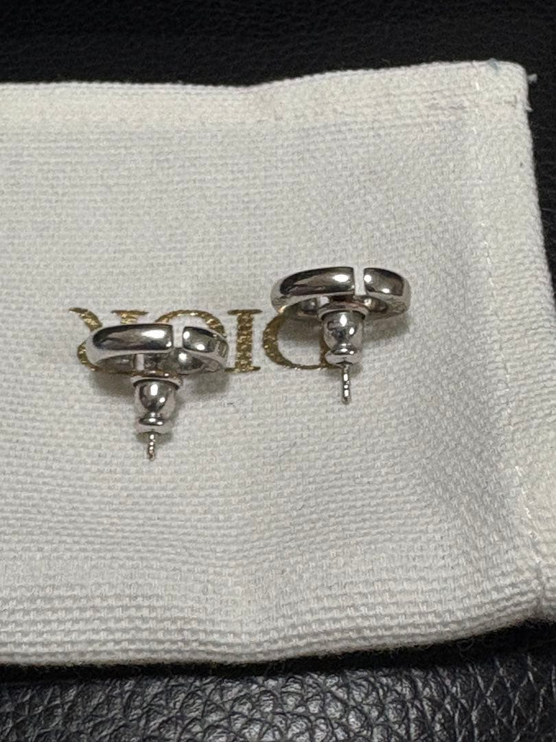 Dior シルバーロゴスタッドピアス