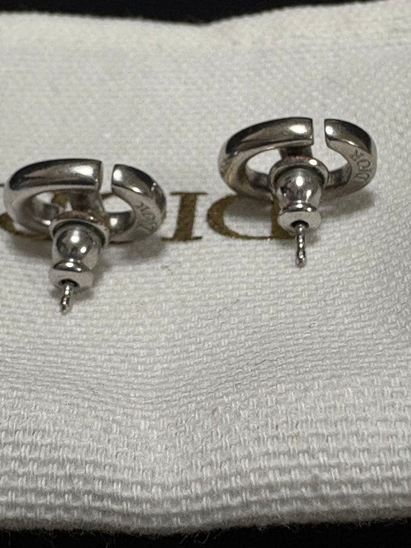 Dior シルバーロゴスタッドピアス