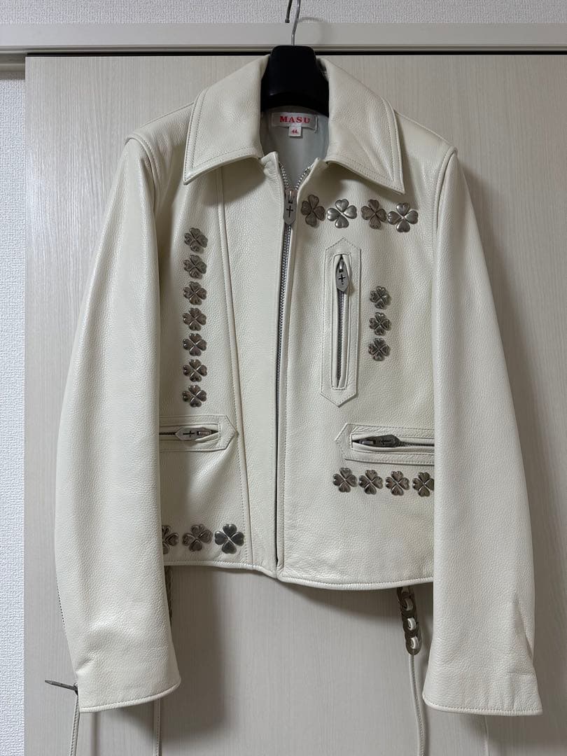 こんMASU 21aw CLOVER STUDS RIDERS タグ付き
