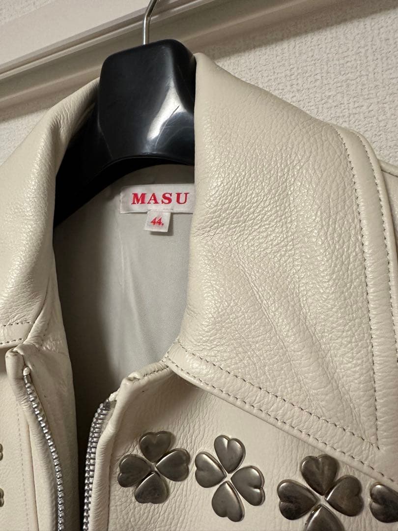 こんMASU 21aw CLOVER STUDS RIDERS タグ付き