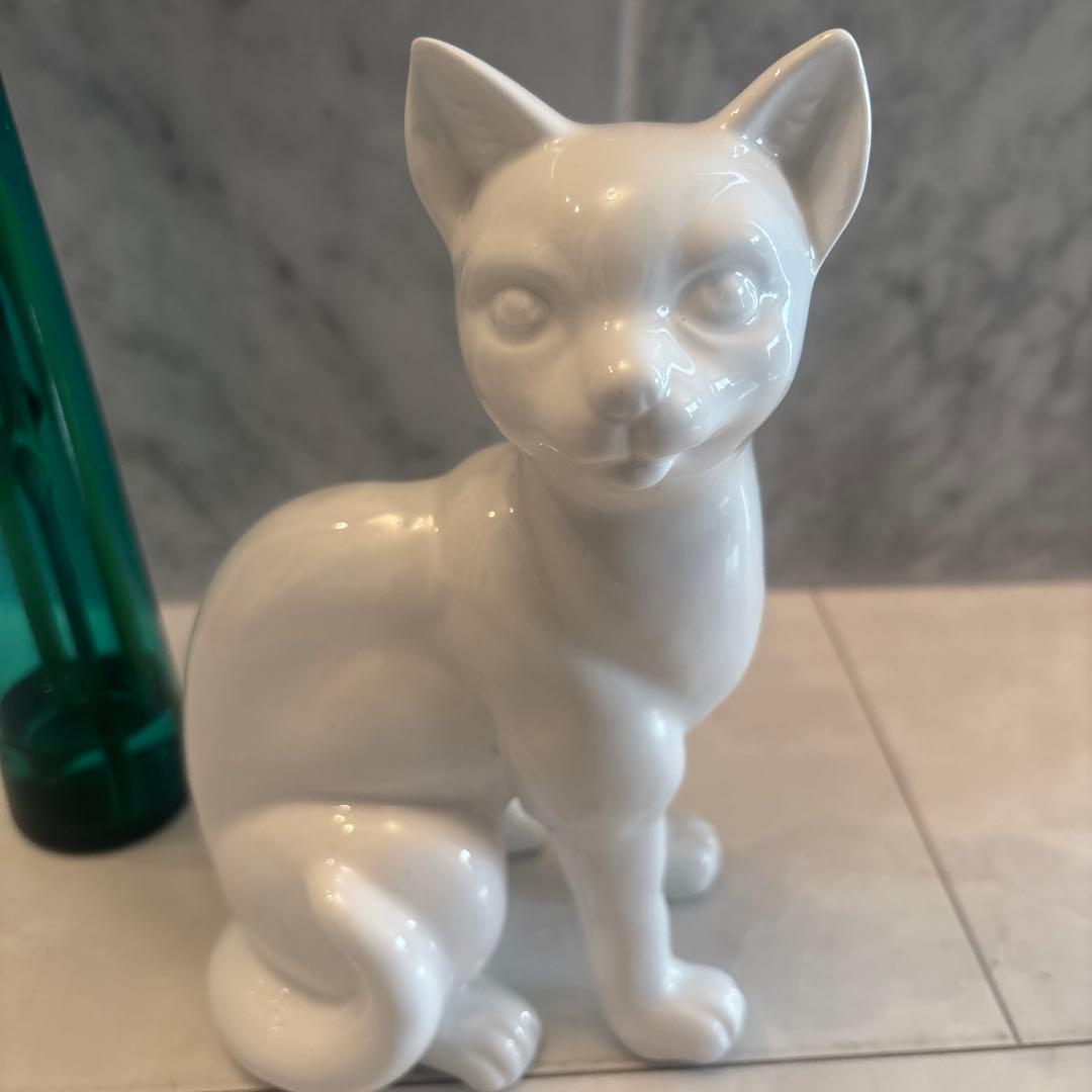 アンティーク妖艶な瞳や猫背が美しく存在感抜群の白磁の猫