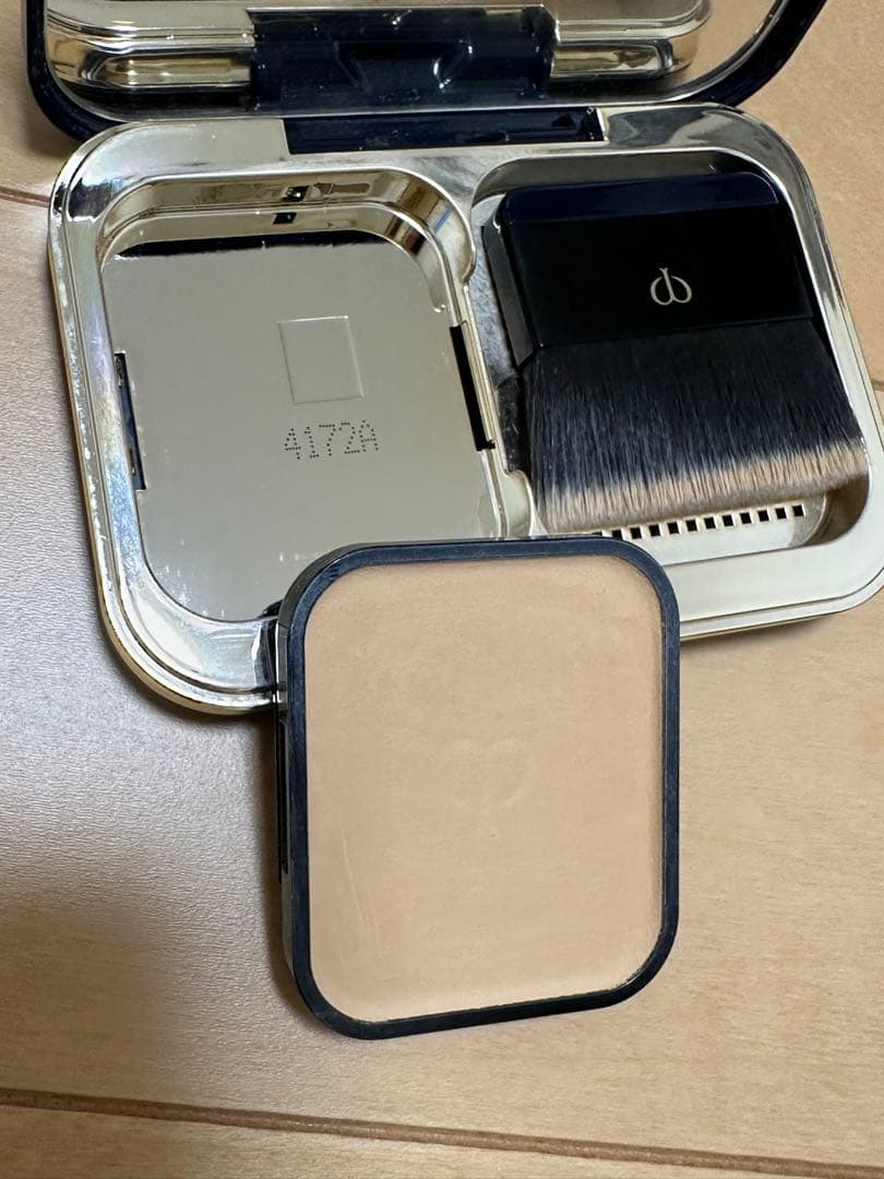 クレドポーボーテ　タンプードルエクラ　オークル10 ファンデーション　ブラシ