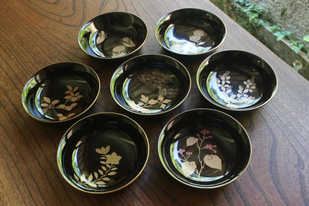 ばら売り可！時代金縁黒漆に優美な草花蒔絵の映える小皿7点（検輪島塗蒔絵皿菓子皿