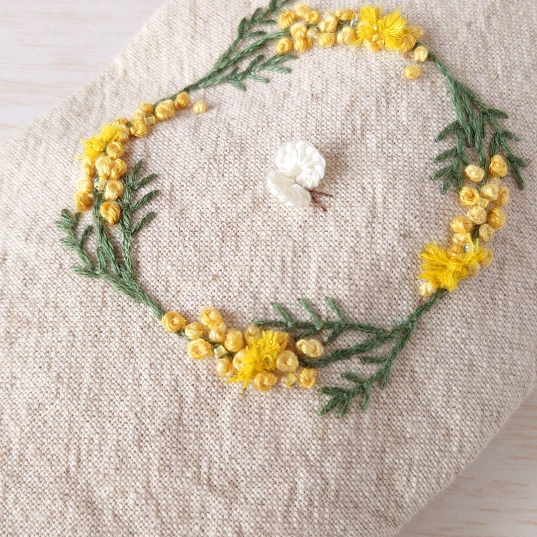 手刺繍入あずき/小豆のアイピロー【ミモザリースと蝶々】