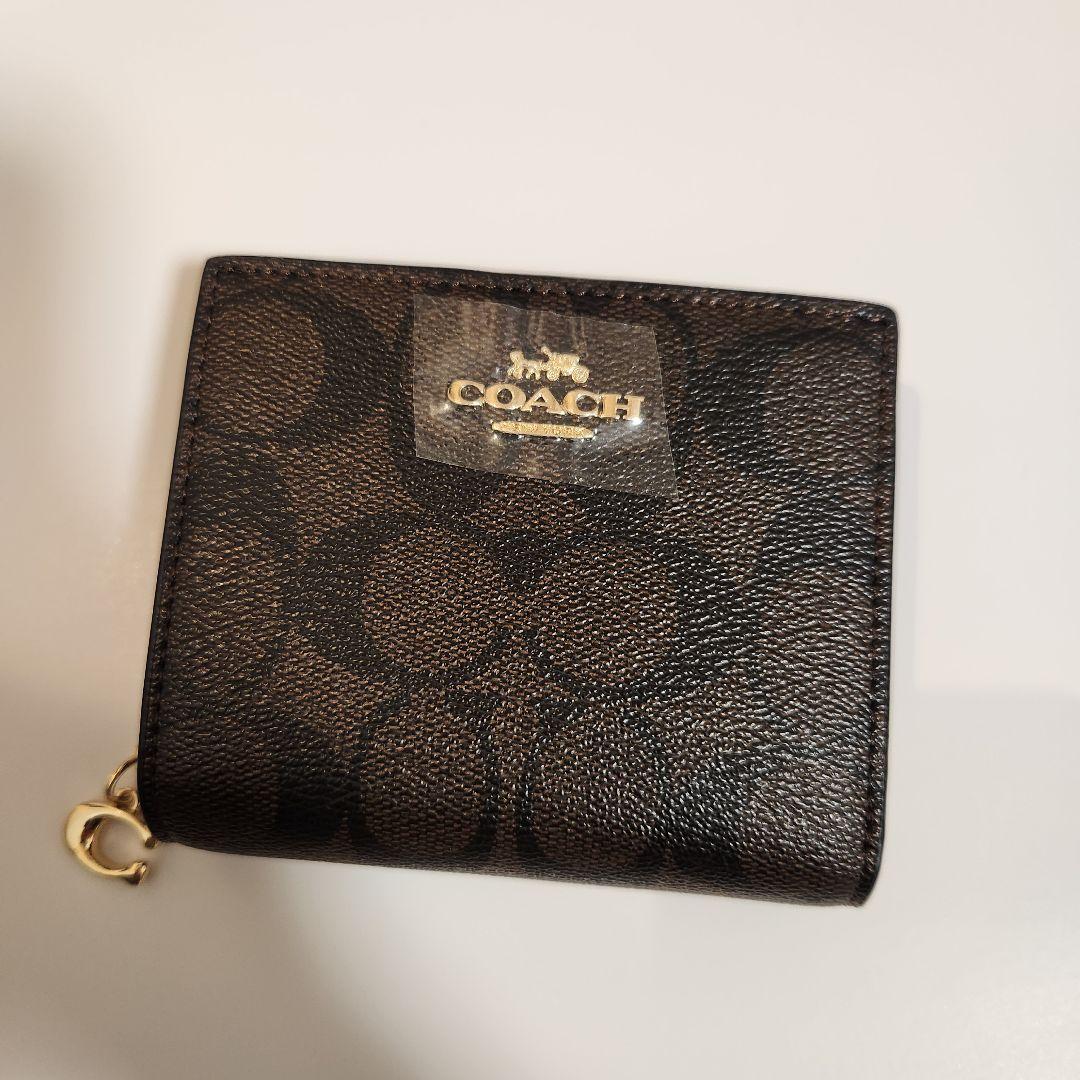 ​【新品・付属品】COACH 二つ折り財布 シグネチャー ブラウン チャーム付