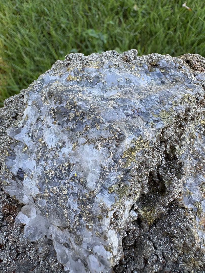 【匿名発送】4.5 kg ！ 国産水晶、パイライト共生クラスター