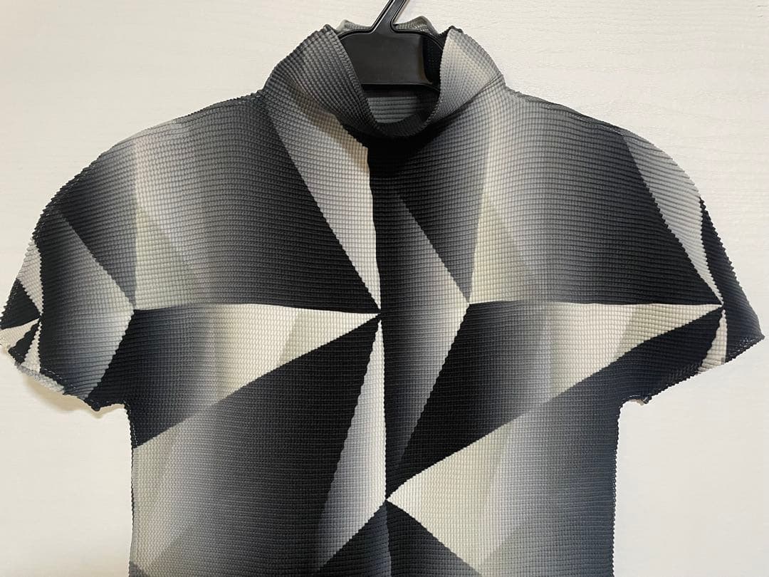 【美品】★me ISSEY MIYAKEミーイッセイミヤケ　ハイネックブラウス