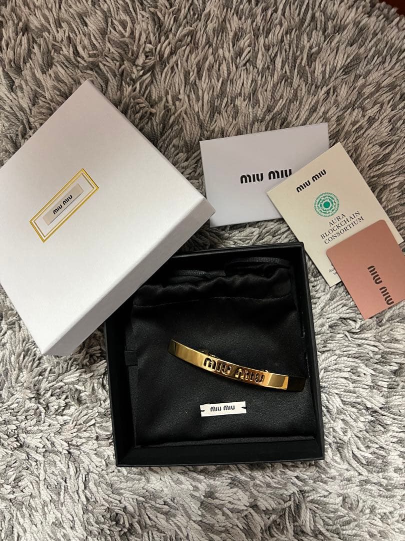 miumiu ロゴ　ゴールド　メタル　ヘアクリップ　ヘアピン