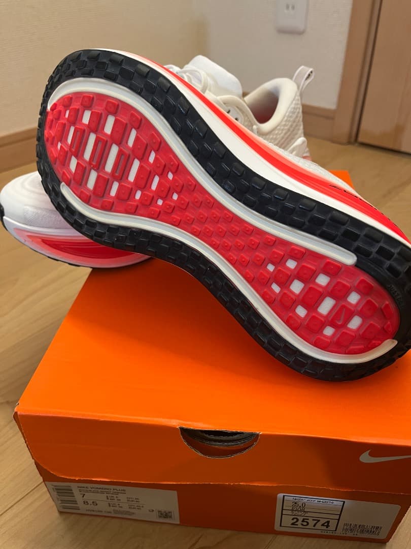 NIKE ナイキ　ボメロ　プラス　ランニングシューズ　vomero plus