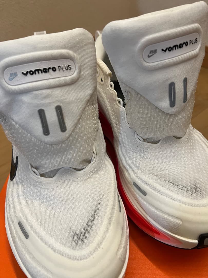 NIKE ナイキ　ボメロ　プラス　ランニングシューズ　vomero plus