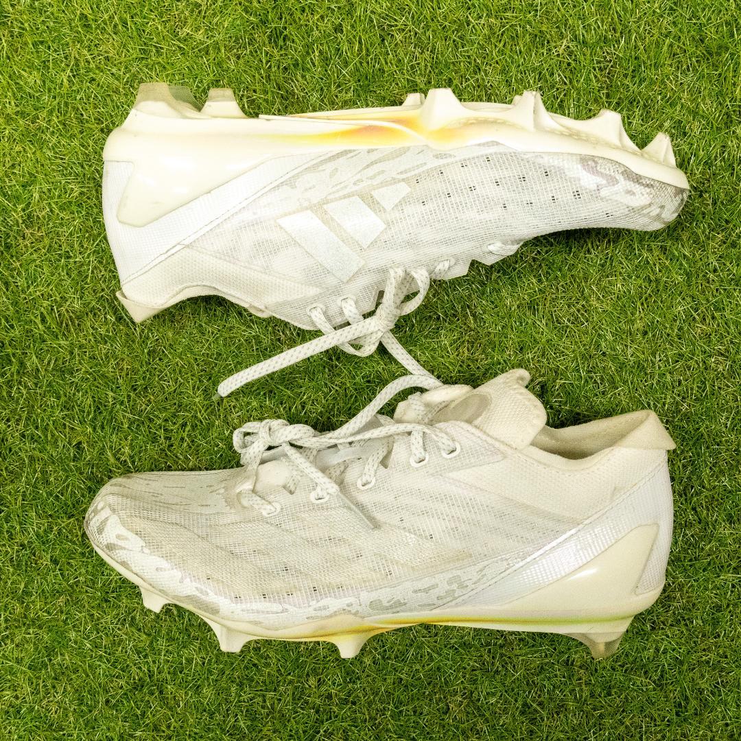 adidas ホワイト スパイクシューズ