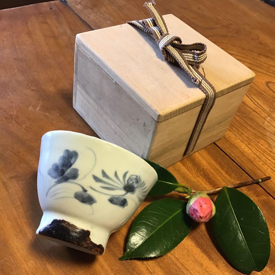 926 初期伊万里（しょきいまり）骨董　草花紋様　猪口ぐい呑　1客（箱付）