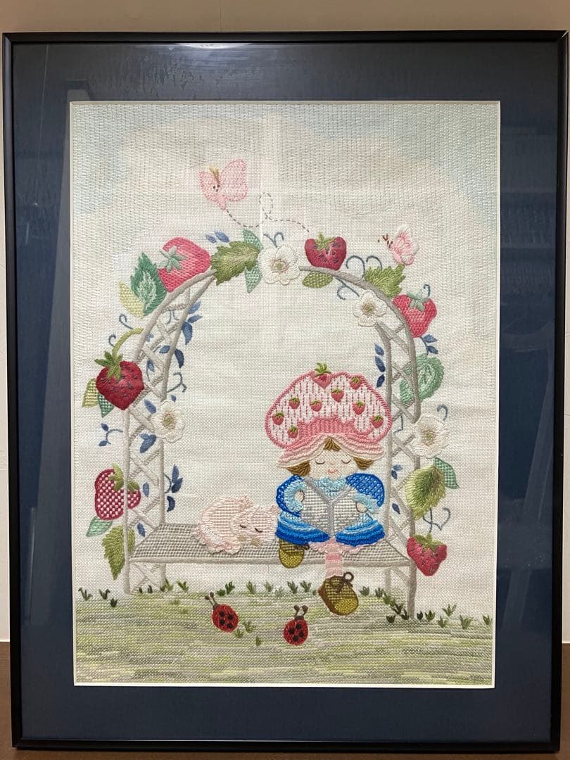 戸塚刺繍　「女の子と猫」　額入りタペストリー　【ハンドメイド作品】