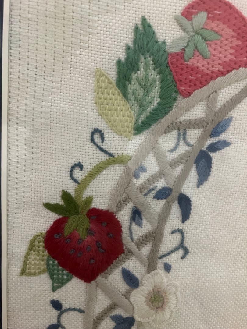 戸塚刺繍　「女の子と猫」　額入りタペストリー　【ハンドメイド作品】