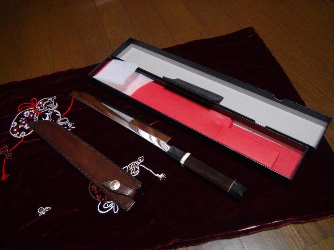V金10号鏡面全鋼先丸柳刃包丁九寸27センチ八角黒檀水牛鞘付き新品。