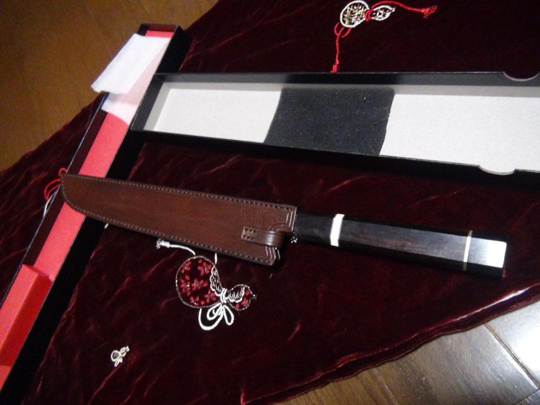 V金10号鏡面全鋼先丸柳刃包丁九寸27センチ八角黒檀水牛鞘付き新品。