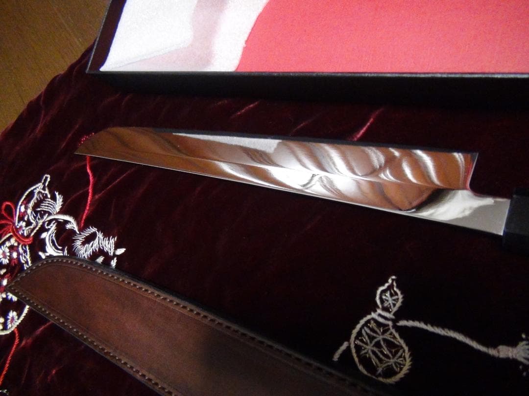 V金10号鏡面全鋼先丸柳刃包丁九寸27センチ八角黒檀水牛鞘付き新品。