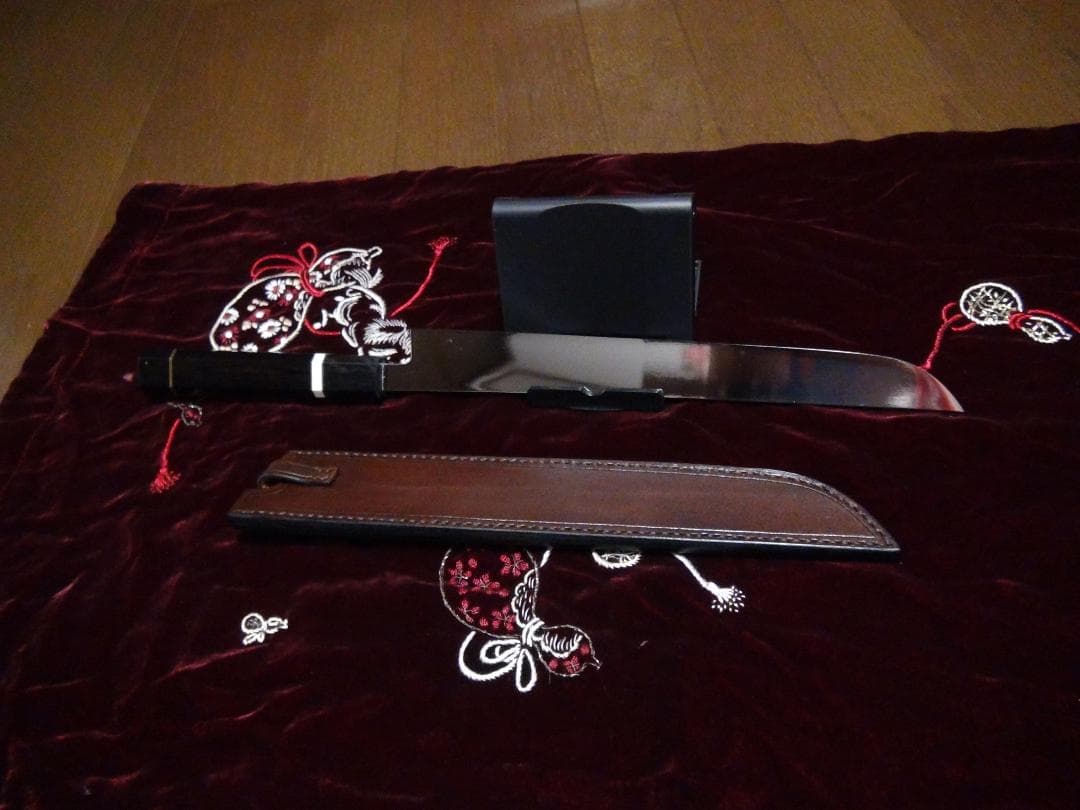 V金10号鏡面全鋼先丸柳刃包丁九寸27センチ八角黒檀水牛鞘付き新品。