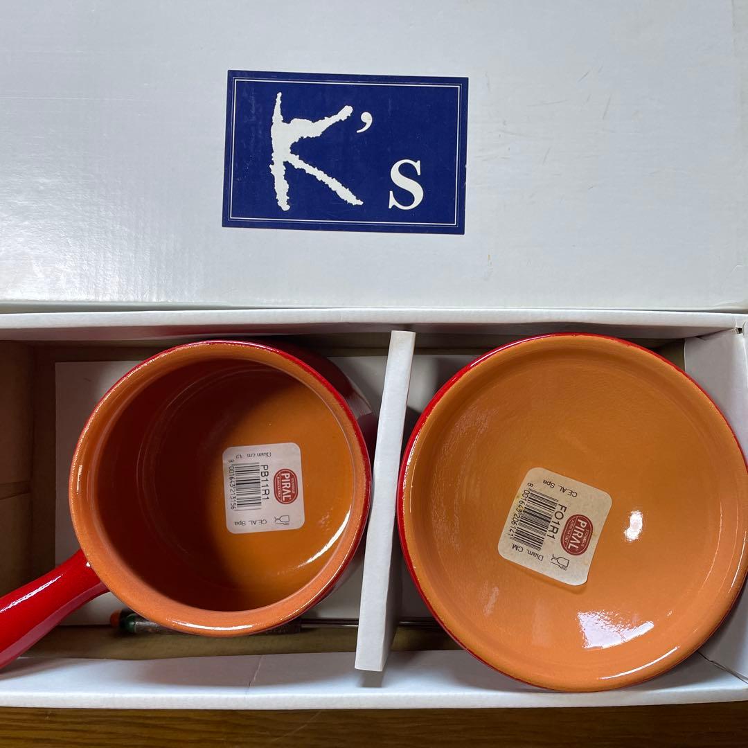 イタリア製「PIRAL（ピラル）」のフォンデュ鍋 落ち着いた赤色がとても可愛い