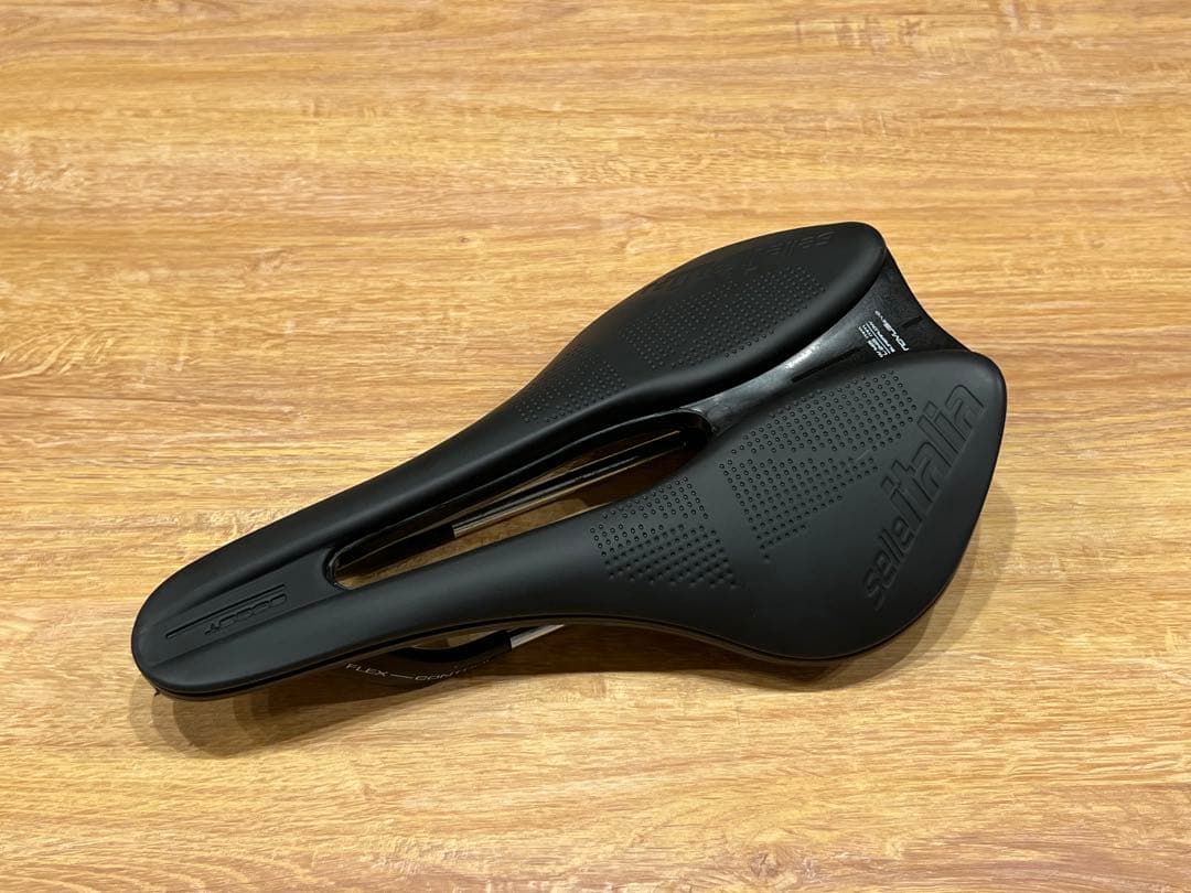 サドルNOVUS BOOST EVO FeC ALLOY SUPERFLOW L