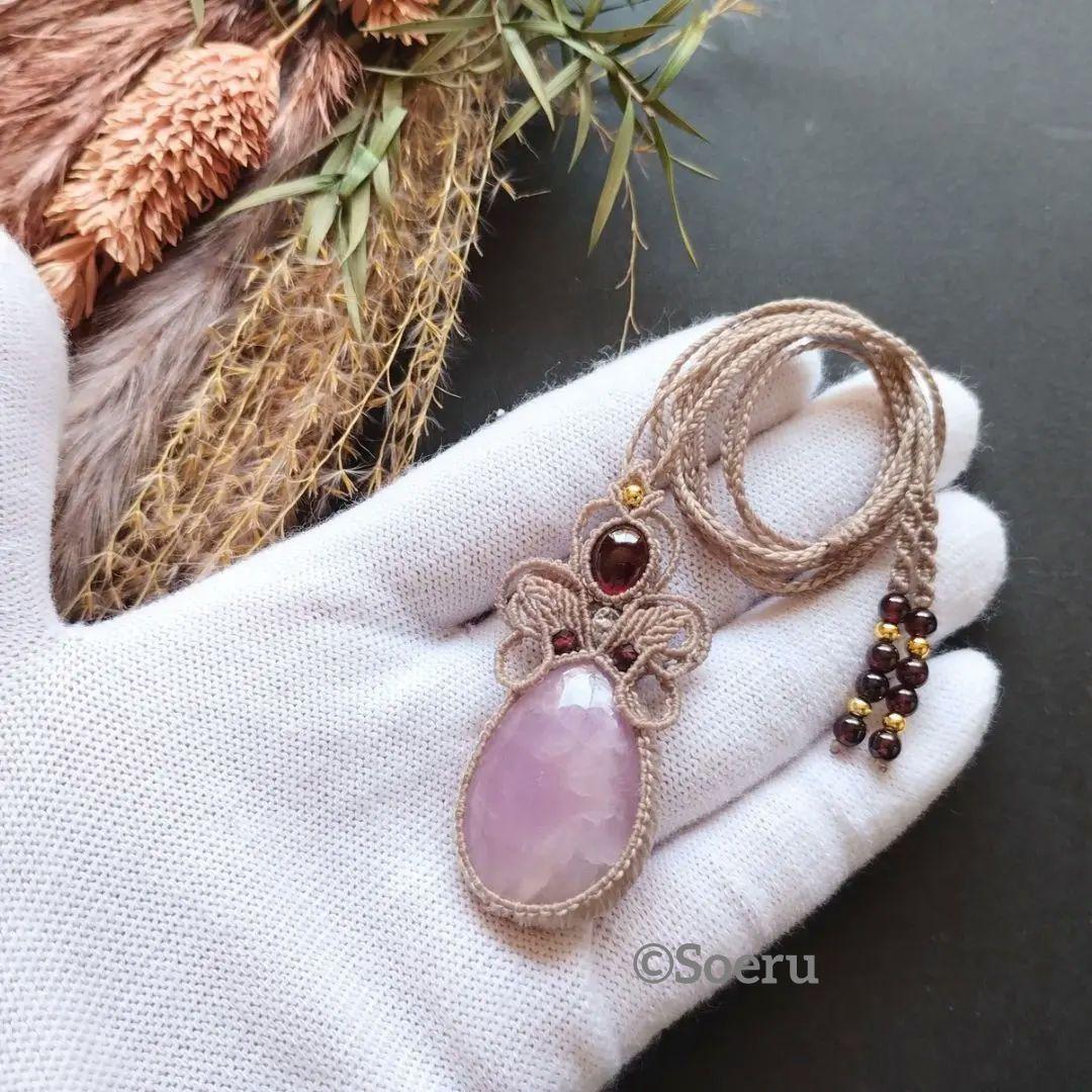 大粒クンツァイト＆ヘソナイトのマクラメ編みネックレス　ペンダント　天然石