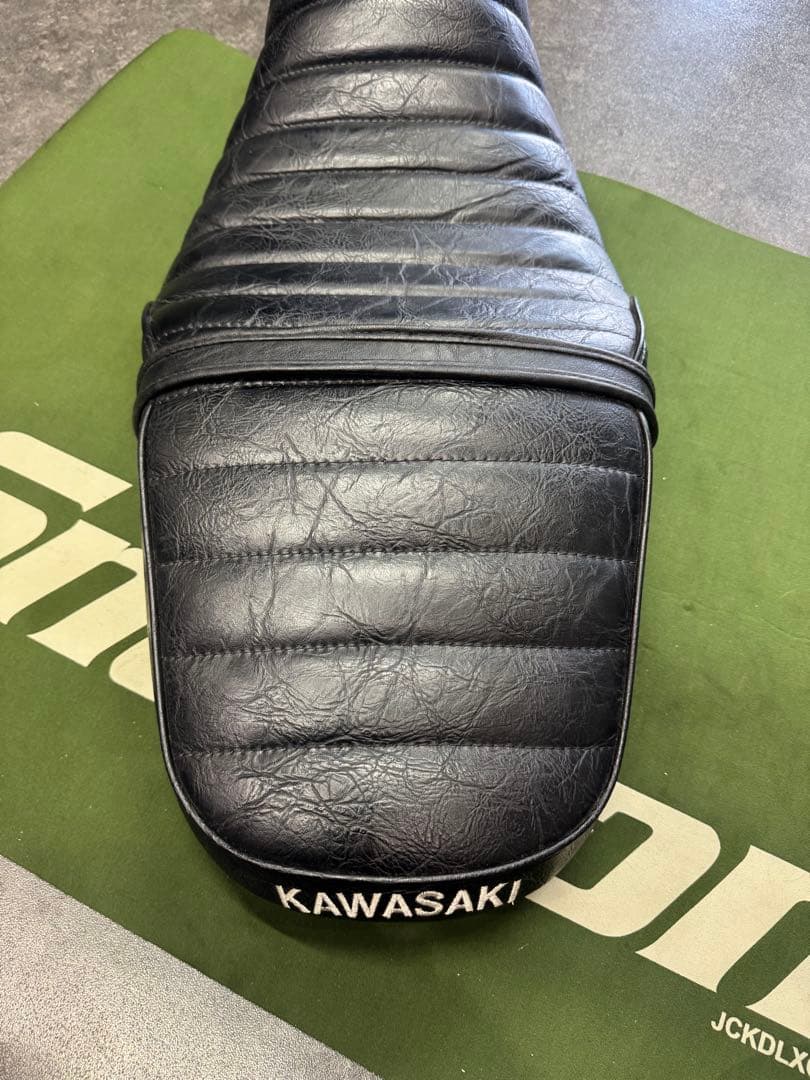 Z900RS 純正シート張り替えカスタムシート　タックロール