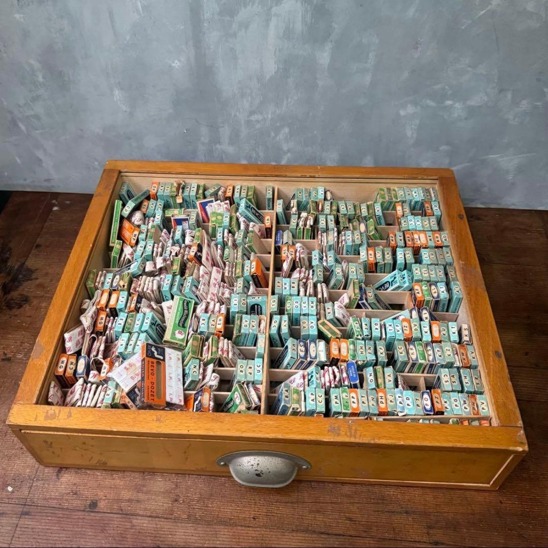★お値引き中★ アンティークイニシャルテープの木箱、小分け引き出し、店舗什器